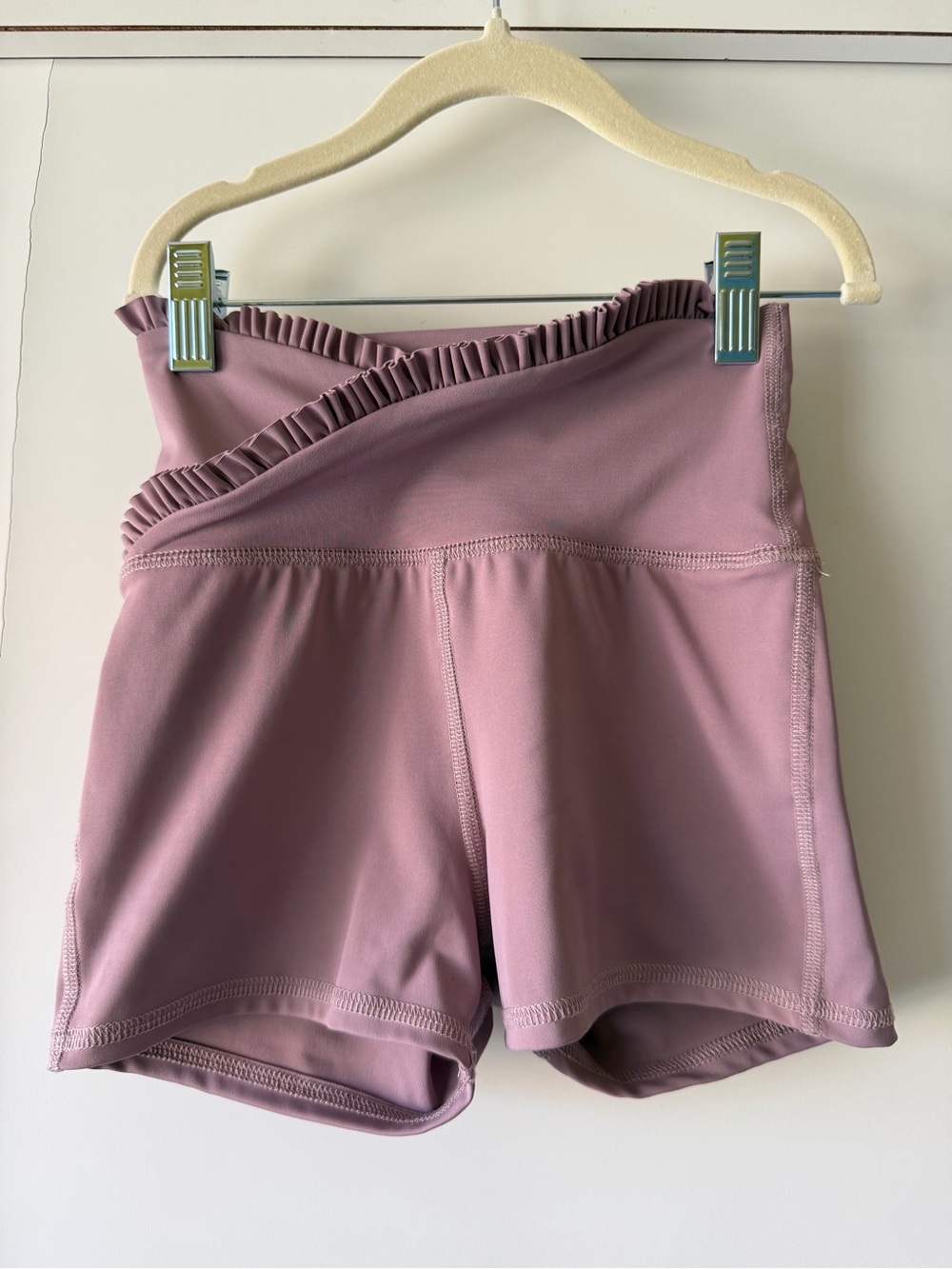 High-Waist Ruched Trim Athletic Shorts in Mauve